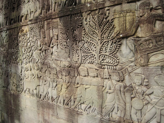 바욘 사원의 벽면 부조, 이 부조를 통해 당시의 생활상을 알 수 있다. 