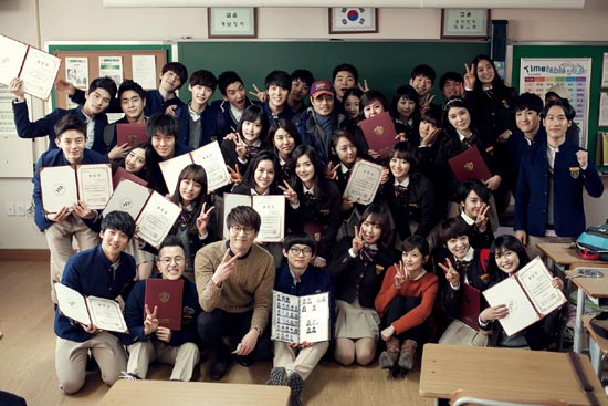  지난 28일 종영한 KBS 2TV 드라마 <학교 2013>의 27일(토) 마지막 촬영 현장에서는 촬영을 이끈 수장 이민홍 감독이 선생님과 2-2반 전체 학생들에게 졸업장을 선사했다.