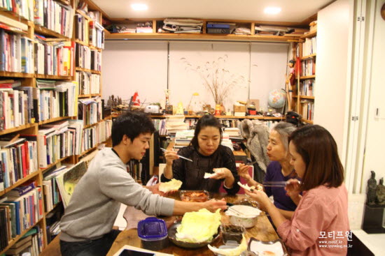 2012년 11월 27일, 늦은 밤에 이루어진 1년 반만의 한밥상 가족식사.  
