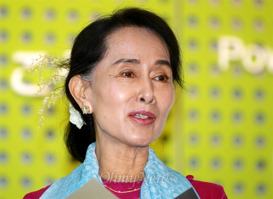 버마의 민주화운동 지도자 아웅산 수치 의원이 지난 1월 29일 오전 박원순 시장의 안내로 서울시청 지하 1층 '시민청'을 둘러본 뒤 소감을 밝히고 있다.
