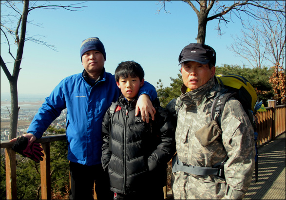 할아버지 도영이 아빠 도영이 셋이서 인천의 진산인 청량산 산행을 하던중 기념 사진을 찍었다. 