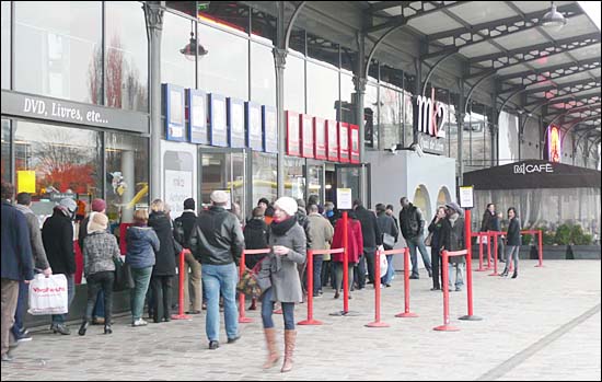 파리 19구에 위치한 MK2 Quai de Loire 극장에 줄 선 관람객들.