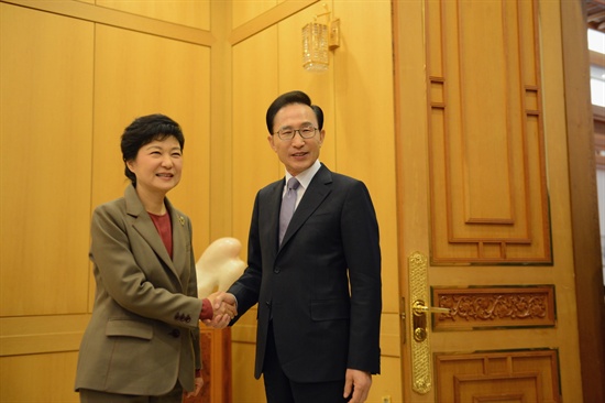 지난해 12월 28일 이명박 대통령과 박근혜 대통령 당선인이 청와대 본관 백악실에서 단독회동을 위해 만났다.
