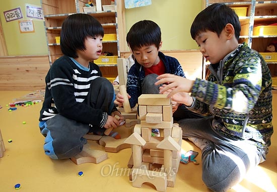 서울 용산구 원효로 공동육아로 운영하는 '동글동글 어린이집'에서 아이들이 나무조각 쌓기 놀이를 하며 즐거운 시간을 보내고 있다. 
 