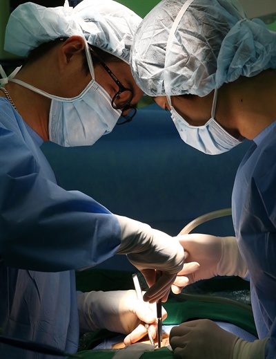 한 병원 수술실에서 의사들이 수술을 하고 있다. (자료사진)