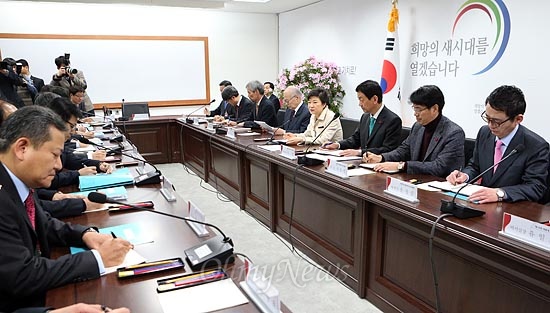  박근혜 대통령 당선인이 30일 서울 삼청동 한국금융연수원 내 대통령직 인수위원회에서 열린 정무분과 국정과제토론회에서 인사말하고 있다.