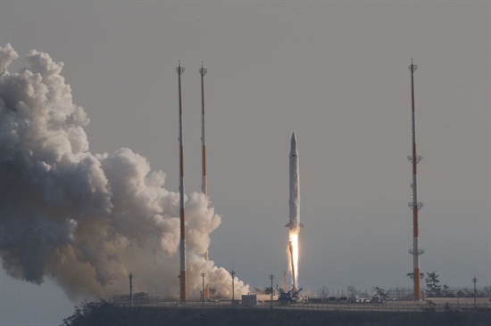  한국 첫 우주발사체 '나로호(KSLV-1)'가 30일 오후 전남 고흥군 외나로도 나로우주센터에서 우주로 향해 발사되고 있다. 