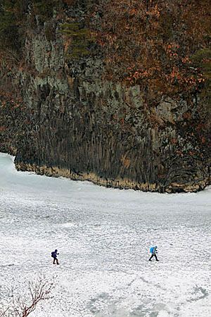 송대소 주상절리대 앞, 얼어붙은 강 위를 지나가는 사람들.