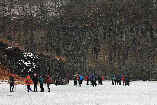 한탄강 얼음트레킹. 송대소 얼어붙은 강 위에 모여 있는 사람들.