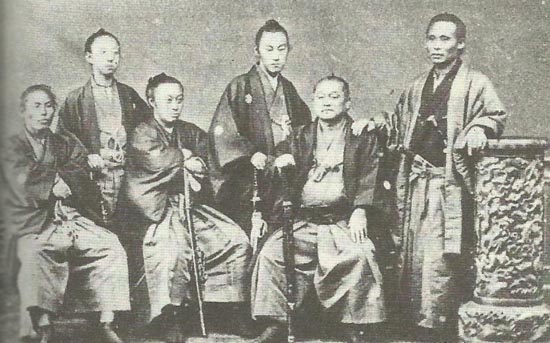  메이지유신을 주도한 일본 무사들. 사카모토 료마가 죽은 지 2년 뒤인 1869년에 찍은 사진이다. 맨 왼쪽은 이토 히로부미. <현대 일본의 역사> 속 자료사진.