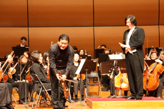 바이올리니스트 김응수 교수는 현란한 연주를 선보인다. 관객들은 환호했다.