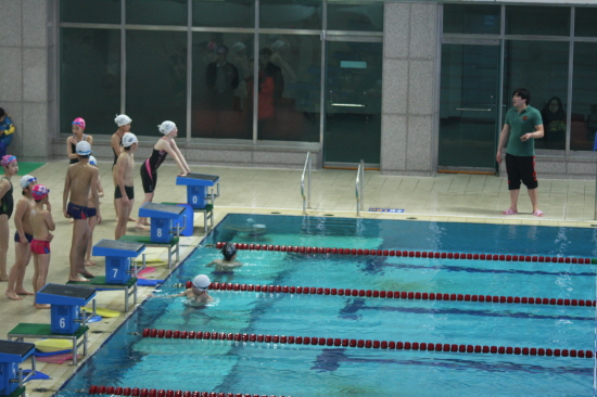 홍천학생수영장은 25m 레인이어서 춘천국민체육센터 수영장에서 50m레인 적응 훈련 중