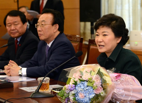  박근혜 대통령 당선인이 31일 오후 통의동 회의실에서 열린 전국 시도지사협의회 간담회에서 인사말을 하고 있다.