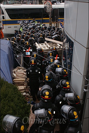 31일 오후 3시를 넘어서부터 경찰은 한진중공업에 노조원들이 담을 통해 내부로 물품을 들이는 것을 차단하기 위해 담 주변에 병력을 배치했다. 