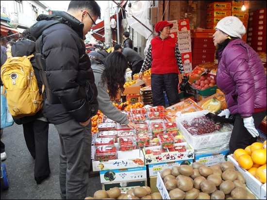 설을 열흘 앞두고 청량리청과물시장을 찾은 시민들이 과일를 흥정하고 있었다. 
