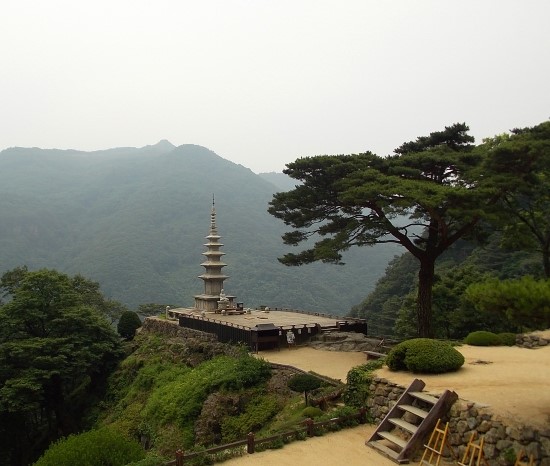 청량산 중턱에 있는 청량사. 사찰 한 가운데에는 석탑과 함께 부처님이 계셨다. 