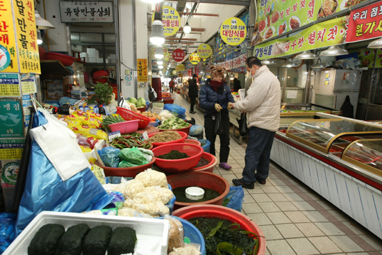  목포 자유시장 풍경. 지난 1월 31일 오전 장을 보러 온 손님이 물건을 사고 있다.