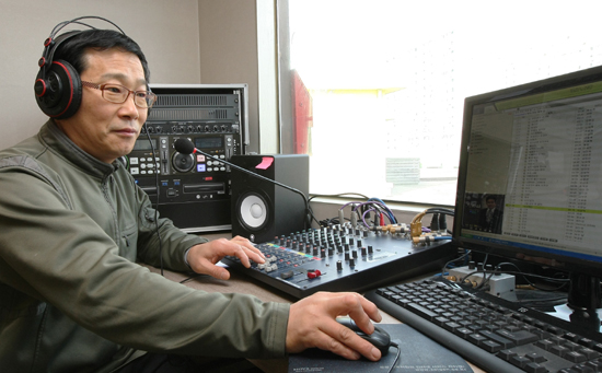 목포 자유시장 내 도깨비 방송국에서 김용희씨가 음악을 틀고 있다. 김씨는 '홍애아제의 활기찬 아침'을 진행하고 있다.