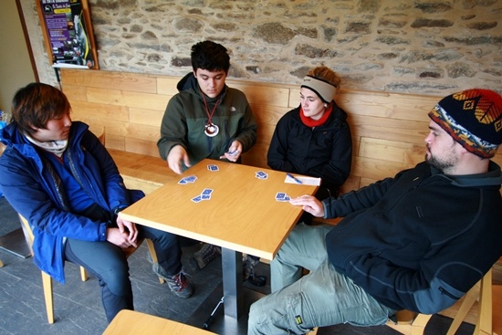 카페에서 시간 보내며 하는 카드게임. 원카드 게임과 비슷한 룰이라 적응이 쉽다. 