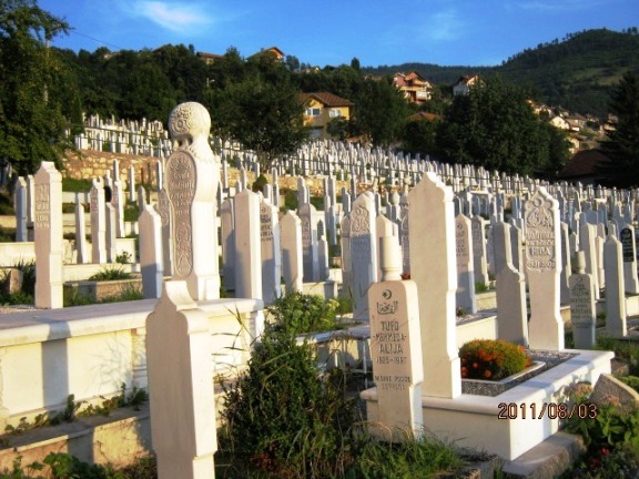 빽빽하게 들어찬 하얀 비석들. 사라예보의 공동묘지는 '인간에 대한 환멸'을 부르는 공간이다.