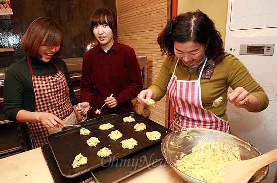  28일 오전 서울 서대문구 마을기업 'B카페'에서 김혜영, 최수경 공동대표가 장애인 부모 모임으로부터 주문 받은 쿠키를 손수 만들고 있다.
'B카페'는 쿠키와 머핀을 직접 만들며 장애아동들의 제과제빵 교육장으로 활용된다. 
