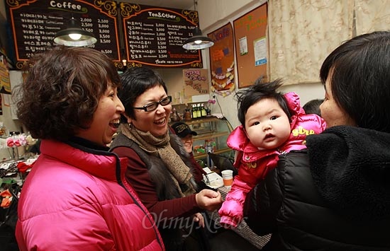 28일 오전 서울 서대문구 마을기업 'A카페'에서 김혜미 공동대표가 손님들과 함께 이야기를 나누고 있다.
'A카페'는 서대문의 봉사단체, 풀뿌리 활동가들의 모임 장소로 활용되며 단지 커피만 파는 장소가 아니라 손님들과 함께 이야기를 나눌 수 있는 사랑방 역할을 하는 공간이다.