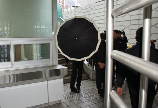 1일 오후 1시 30분께 부산 한진중공업 영도조선소를 빠져나가던 이재용 사장은 취재진의 접근을 허용하지 않았다. 카메라 촬영에는 우산을 펴서 막았다.  