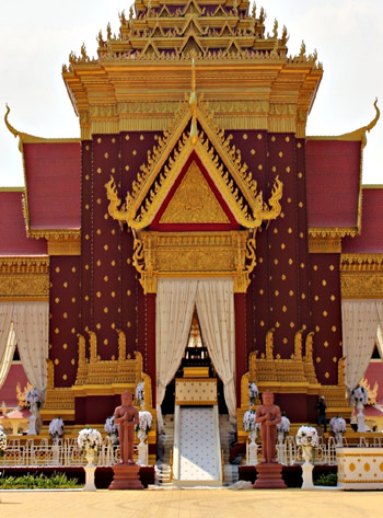 2월 1일 왕궁에 안치되어 있던 시하누크국왕의 관이 장례다비식장으로 옮기는 행사에 이어 4일에는 이곳에서 왕의 다비식이 열릴 예정이다. 