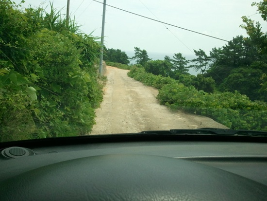시인과 촌장이 살고 있는 안도 동고지 마을은 도로가 좁아 차 한대만 겨우 지나갈 수 있어 곡예운전을 해야한다(2012년 9월 사진)