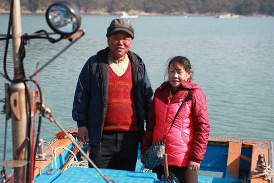 시인과 촌장 김성수씨와 그의 아내는 배를 타고 낚시꾼이 머무른 갯바위 낚시터에 쓰레기를 수거하며 살고있다
