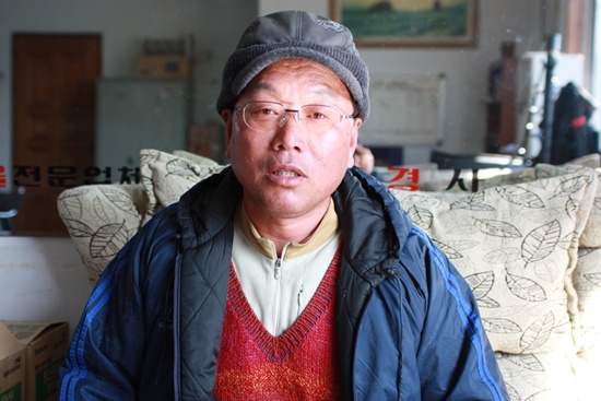 시인과 촌장 김성수씨는 여수시의회가 '낚시허가제' 조례를 제정해 낚시꾼들로 부터 해양오염을 막아야한다고 강조했다.