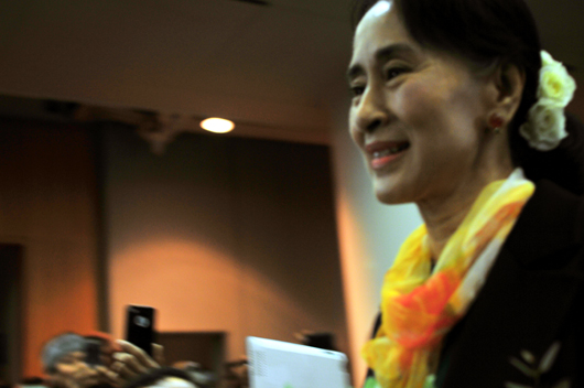 아웅산 수지 여사가 지난 1일 김대중도서관 지하 컨벤션홀에서 열린 '재한 버마인과 대화'에 참여하려고 행사장에 들어서고 있다.