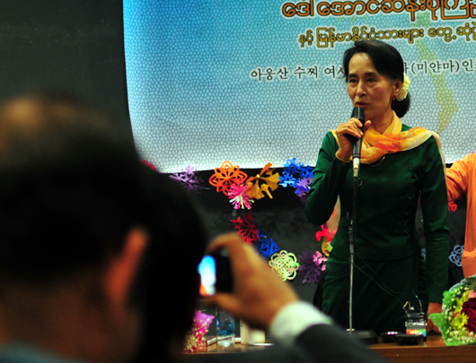 민족민주동맹코리아가 지난 1일 오전 10시 김대중도서관 지하 홀에서 개최한 '버마인과 대화'에 참여한 아웅산 수지 여사가 모두 발언을 하고 있다.
