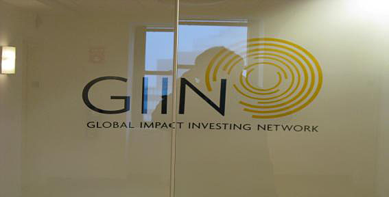 Global Impact Investing Network 미국 뉴욕 GIIN 사무실 입구에 설치된 로고