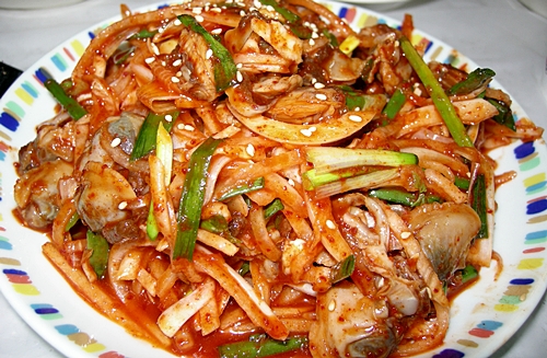  밥에 비벼먹으면 입안에 착착 감기는 꼬막 회무침.
