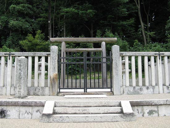 일본 최초의 여왕인 추고 여왕의 무덤. 오사카부 미나미카와지군 소재. 