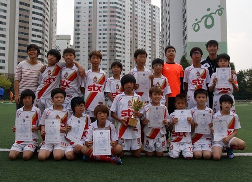   희망FC 아이들과 축구교실 아이들이 함께 뛴 결과 희망FC는 2012년 유소년축구클럽리그 경남 남동부 리그에서 준우승했다.
