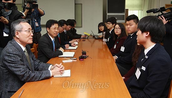 김재춘 청와대 교육비서관(왼쪽에서 두 번째, 파란색 넥타이)