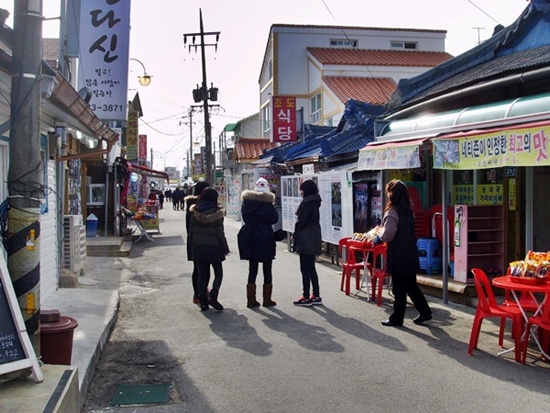 갯배를 타고 아바이마을로 들어서면 사람들로 골목안이 북적인다