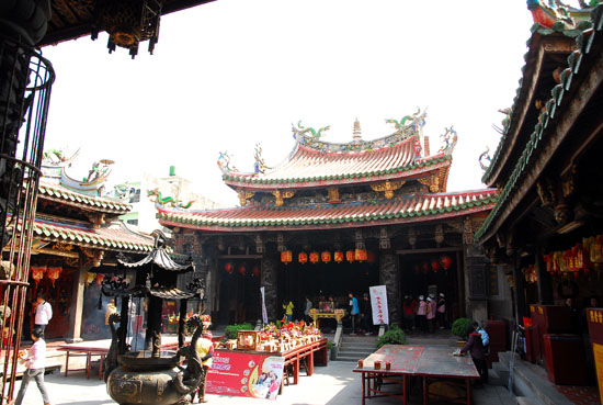전국에 산재한 천후궁의 총본산이며, 타이완 마쭈(？祖) 신앙이 시작된 곳이다.