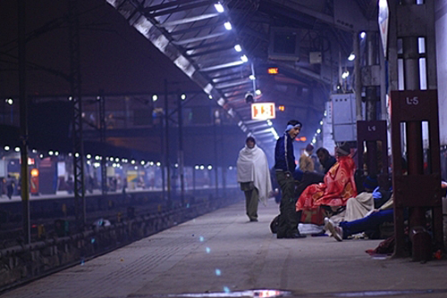뉴델리역에서 출발시각이 8시간이나 늦춰진 기차를 기다리며 역 풍경을 찍었다. 일교차가 심한 탓에 남자나 여자나 모두 숄을 두르고 다닌다.