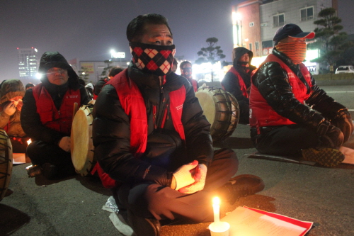 32일 동안 매일 촛불을 들고 현장을 찾는 택시노동자들.