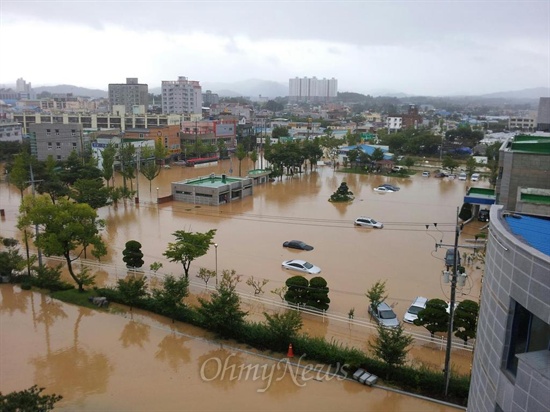 지난해 9월 발생한 태풍 '산바'의 영향으로 경북 성주군 성주읍 저지대에는 물바다로 넘쳐났다.