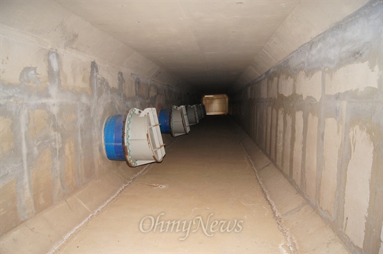 경북 성주군 성주읍 이천에 있는 빗물배수펌프장 토출구의 모습. 6대의 펌프가 하천쪽이 아닌 콘크리트 벽면을 향해 설치되어 있다. 동시에 물을 퍼낼 경우 와류현상으로 물이 하천으로 흘러들어가지 못한다.