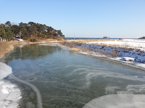 날씨에 따라 물이 얼었다 녹았다가를 반복하고 있다.