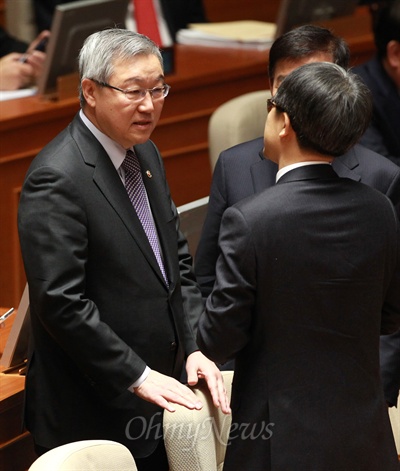 강석훈 인수위원 찾아간 김성환 장관 외교통상부의 통상교섭 기능을 떼어 산업통상자원부로 합치는 대통령직 인수위의 정부조직 개편안에 반발하고 있는 김성환 외교통상부 장관이 5일 오전 국회 본회의장에서 인수위 국정기획조정위원인 강석훈 의원(뒷 모습) 자리로 찾아가 무언가 설명을 하고 있다.