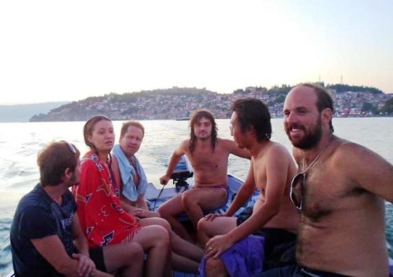 마케도니아의 호수에서 망중한을 즐기는 청년들과 나. 홍일점이 알리나 알베트티다.