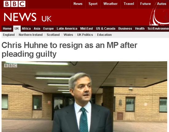 크리스 휸 하원의원의 사퇴를 보도하는 영국 BBC