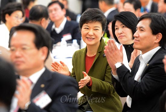 박근혜 대통령 당선인이 6일 오후 서울 용산구 효창동 백범기념관에서 열린 제2차 새누리당 국회의원·당협위원장 연석회의에 참석해 ‘2013, 국민 그리고 미래’를 주제로 한 영상을 시청 한 후 박수를 치고 있다.