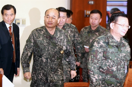 북한 핵실험이 임박한 것으로 예측되는 가운데 지난 6일 오후 국회 국방위에 사우디아라비아 방문중인 김관진 국방부장관을 대신해 정승조 합참의장이 업무보고를 하기 위해 출석하고 있다.